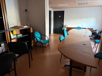 une pièce avec une table et des chaises