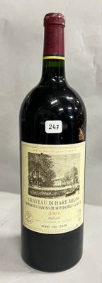 une bouteille de vin posée sur une table