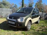 une petite voiture garée dans l'herbe