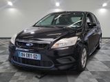 une photo d'une Ford Focus noire garée dans un garage