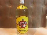 une bouteille d'alcool posée sur une table