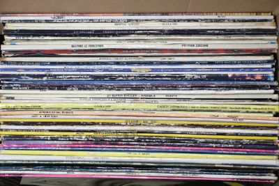 une pile de CD empilés les uns sur les autres dans une boîte