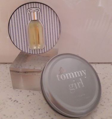 un petit flacon de parfum posé sur un comptoir