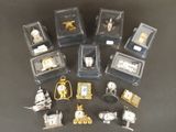 de nombreux modèles différents d'horloges miniatures dans une vitrine