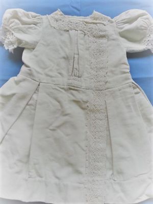 une image représentant une robe blanche sur fond bleu