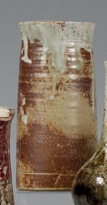 trois vases posés l'un à côté de l'autre sur une table