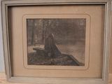 une vieille photo d'une femme assise sur un banc dans un parc