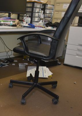 Sur désignation. Chaise de bureau skaï noir, en l'état - Photo 1