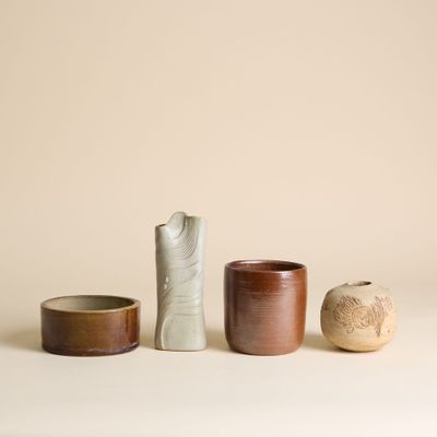 trois types de vases différents posés sur une table
