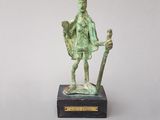 statue en bronze représentant un homme muni d'une épée et d'un bouclier, posée sur un socle en marbre