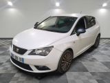 la voiture blanche est garée sur un sol en damier dans le garage
