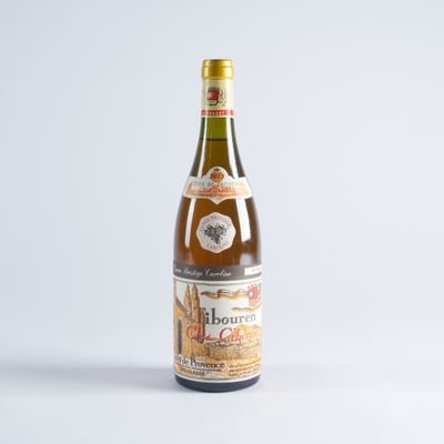 une bouteille de vin posée sur une table