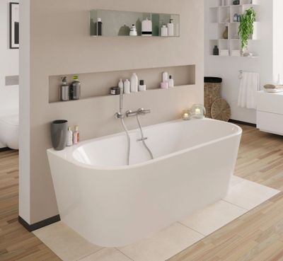 une baignoire blanche installée dans une salle de bains, près d'une fenêtre