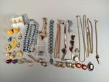 plusieurs types de colliers et de bracelets différents disposés sur une table