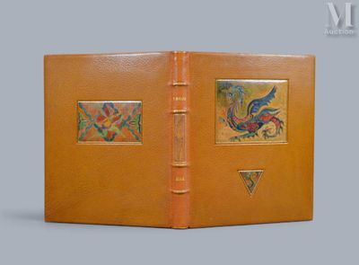 un livre orange sur lequel figure l'image d'un oiseau