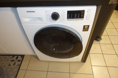 une photo d'une machine à laver dans une cuisine