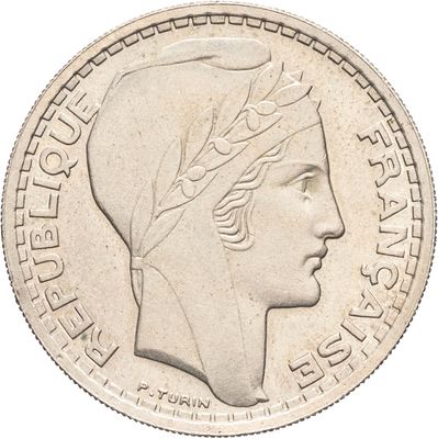 gros plan d'une pièce de monnaie sur laquelle figure une tête de femme