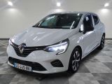 la voiture blanche est garée sur un sol en damier dans le garage