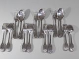 beaucoup de fourchettes et de cuillères sur la table