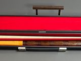 une photo d'un étui à queue de billard contenant une queue de billard