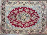 un tapis rouge et bleu à motifs de médaillons