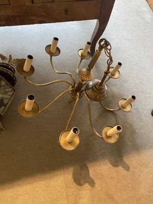 un lustre posé par terre à côté d'une horloge