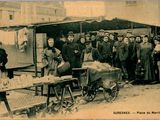 un groupe de personnes se tenant devant un immeuble