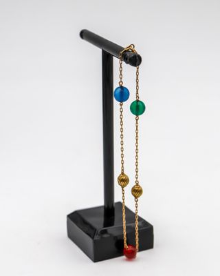 gros plan d'une paire de boucles d'oreilles sur un support
