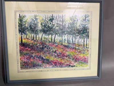aquarelle encadrée représentant un champ de fleurs sauvages avec des arbres en arrière-plan