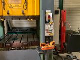une image d'une machine qui travaille sur une pièce de métal