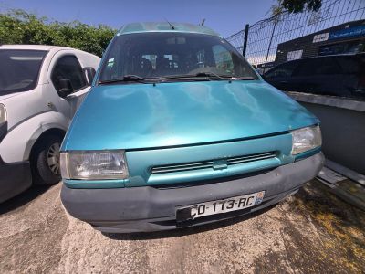 une camionnette bleue garée à côté d'une camionnette blanche