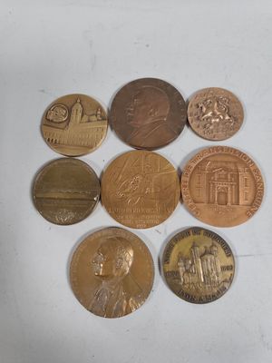 plusieurs pièces de monnaie sont disposées en cercle sur une surface blanche