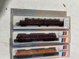 quatre wagons rangés dans une boîte posée sur la table