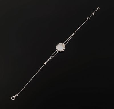 gros plan d'un bracelet en argent sur fond noir
