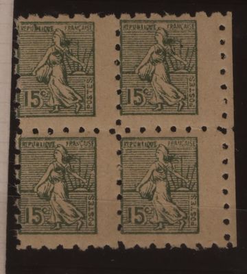 quatre timbres sur un morceau de papier représentant une femme