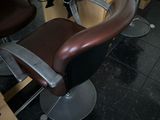 une chaise qui se trouve devant un bureau