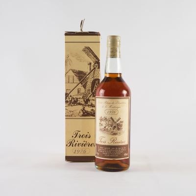 une vieille bouteille de vin posée à côté d'un carton de vin
