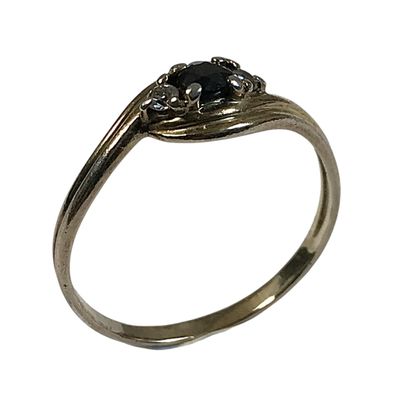 un gros plan d'une bague sertie d'un diamant noir sur fond blanc