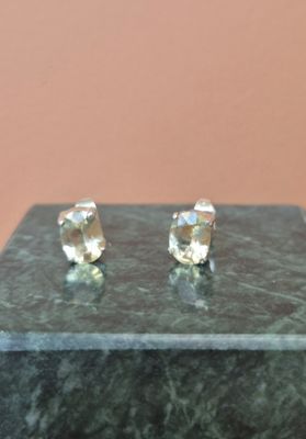 paire de boucles d'oreilles à clous en topaze jaune et diamants, sur socle en marbre