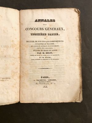 un vieux livre ouvert pour montrer le titre d'un poème