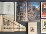 Plusieurs vieux livres sont disposés les uns à côté des autres sur une table.