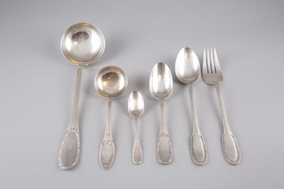 six cuillères en argent et deux cuillères en argent sur une table