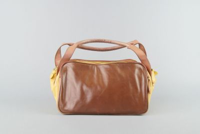 CACHAREL. Sac en cuir marron, vieux rose, jaune, deux compar…