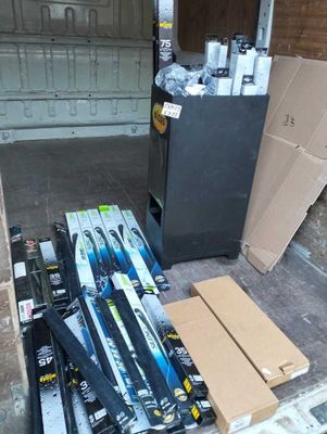 beaucoup de skis et de bâtons de ski par terre