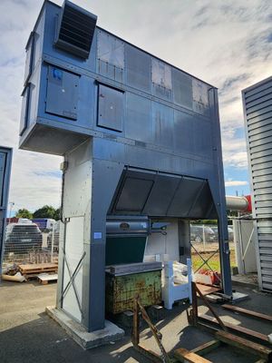 une photo d'un bâtiment construit à flanc de colline