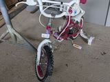 un vélo d'enfant posé par terre