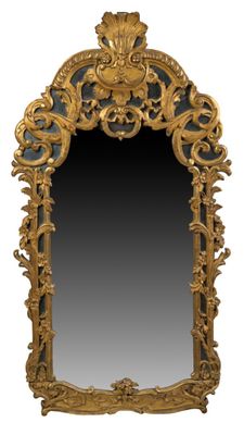 un miroir richement sculpté, doté d'un cadre doré et d'un fond noir
