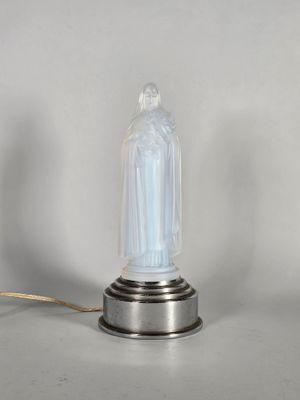 une petite lampe posée sur un socle en métal