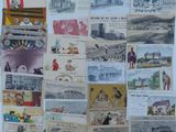 une photo montrant un tas de vieilles cartes postales accrochées au mur