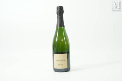 une bouteille de vin posée sur une table